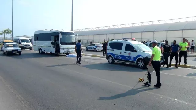 Servis minibüsünün motosiklete çarptığı kazada anne ve oğlunu ölüm ayırdı