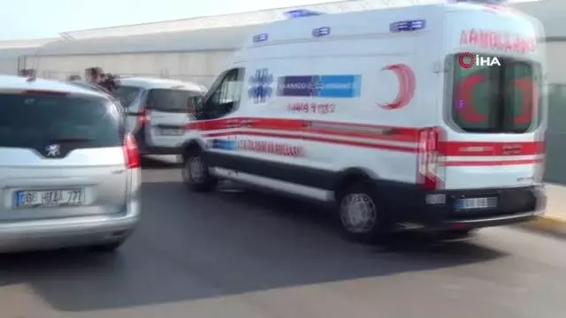 Servis minibüsünün motosiklete çarptığı kazada anne ve oğlunu ölüm ayırdı