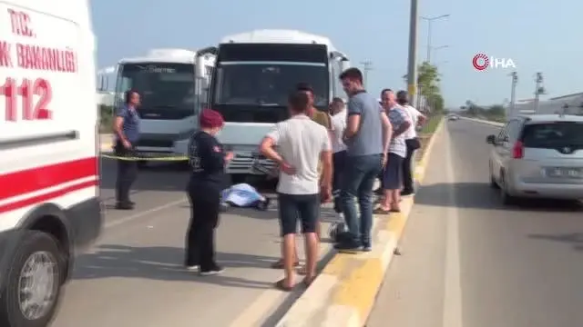 Servis minibüsünün motosiklete çarptığı kazada anne ve oğlunu ölüm ayırdı