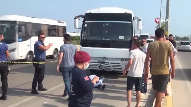 Servis minibüsünün motosiklete çarptığı kazada anne ve oğlunu ölüm ayırdı