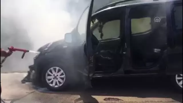Seyir halindeyken alev alan hafif ticari araç yandı