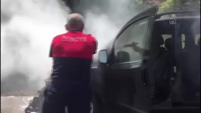 Seyir halindeyken alev alan hafif ticari araç yandı