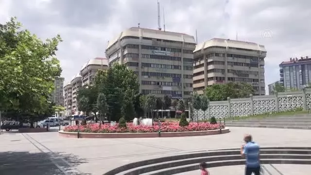 Son dakika haberleri... Sıcaktan bunalan çocuklar süs havuzlarına giriyor