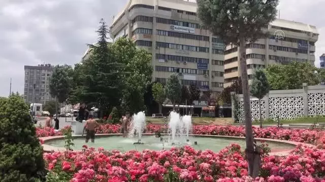 Son dakika haberleri... Sıcaktan bunalan çocuklar süs havuzlarına giriyor