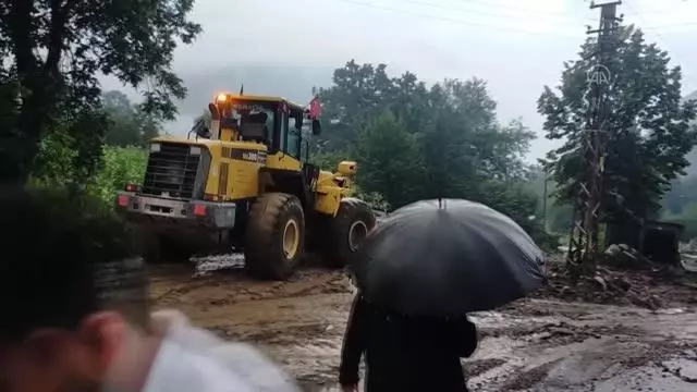Şiddetli sağanak su baskınlarına yol açtı Şiddetli sağanak su baskınlarına yol açtı
