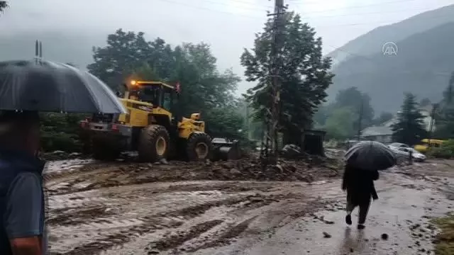 Şiddetli sağanak su baskınlarına yol açtı