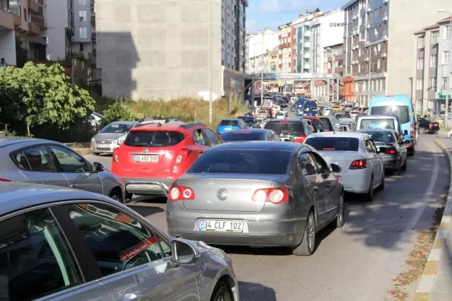 Sinop'ta 3 kilometrelik araç kuyruğu