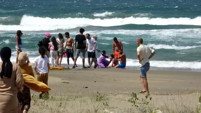 Sinop'ta boğulma tehlikesi geçiren dayı ve yeğen kurtarıldı
