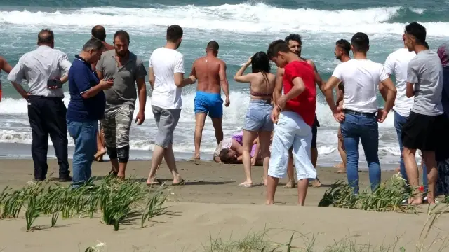 Sinop'ta boğulma tehlikesi geçiren dayı ve yeğen kurtarıldı