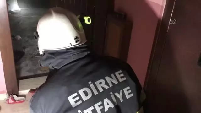 Sitedeki dairede çıkan yangın hasara neden oldu