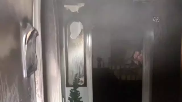 Sitedeki dairede çıkan yangın hasara neden oldu
