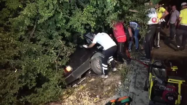 Sulama kanalındaki ağaca çarpan otomobil ikiye bölündü: 1 ağır yaralı Sulama kanalındaki ağaca çarpan otomobil ikiye bölündü: 1 ağır yaralı