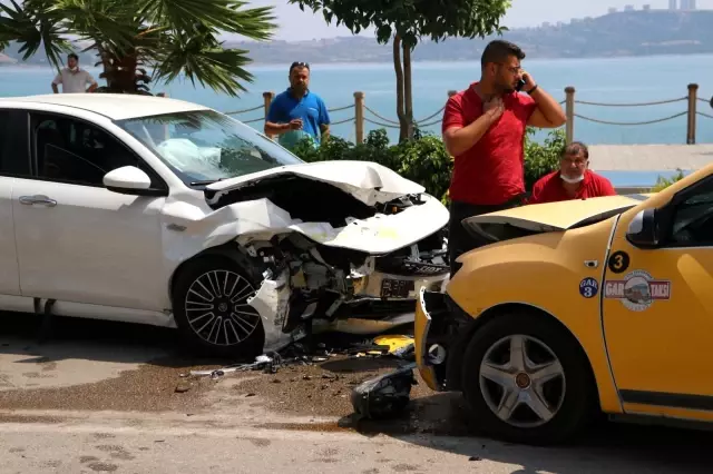 Taksiyle otomobil kafa kafaya çarpıştı: 3 yaralı