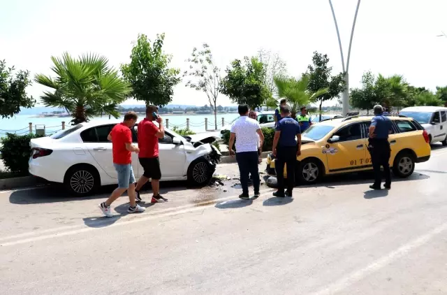 Taksiyle otomobil kafa kafaya çarpıştı: 3 yaralı