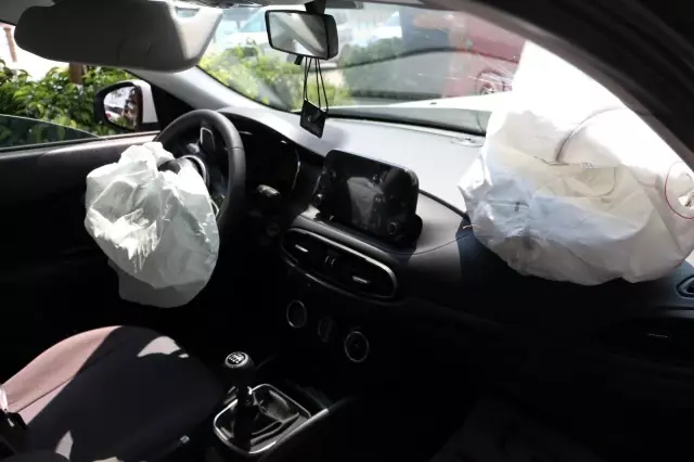 Taksiyle otomobil kafa kafaya çarpıştı: 3 yaralı