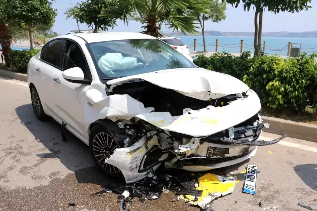 Taksiyle otomobil kafa kafaya çarpıştı: 3 yaralı
