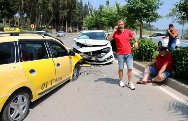 Taksiyle otomobil kafa kafaya çarpıştı: 3 yaralı