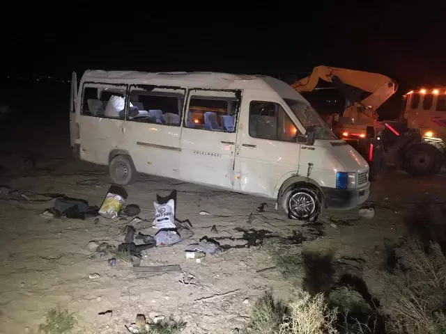 Mevsimlik işçileri taşıyan minibüs şarampole devrildi: 1 ölü, 14 yaralı Mevsimlik işçileri taşıyan minibüs şarampole devrildi: 1 ölü, 14 yaralı