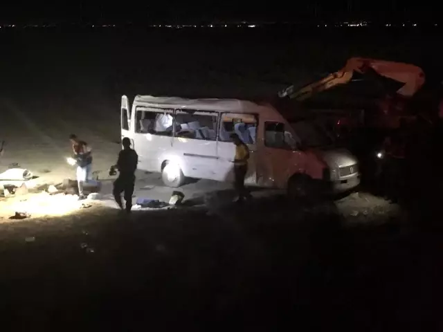 Mevsimlik işçileri taşıyan minibüs şarampole devrildi: 1 ölü, 14 yaralı