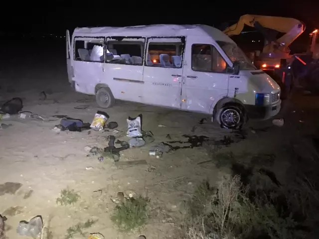Mevsimlik işçileri taşıyan minibüs şarampole devrildi: 1 ölü, 14 yaralı
