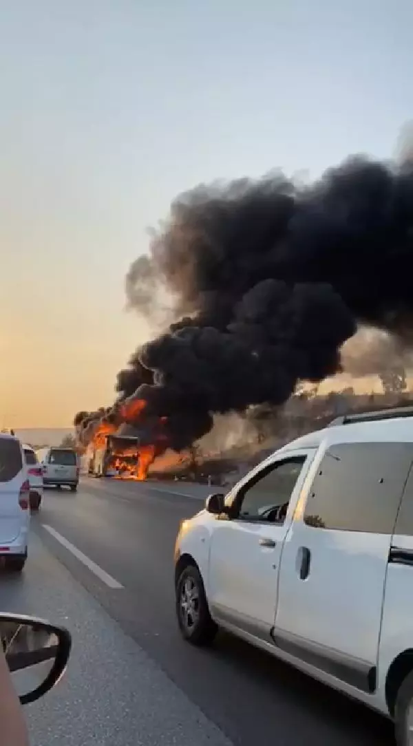 TARSUS'TA YOLCU OTOBÜSÜ ALEV ALDI TARSUS'TA YOLCU OTOBÜSÜ ALEV ALDI