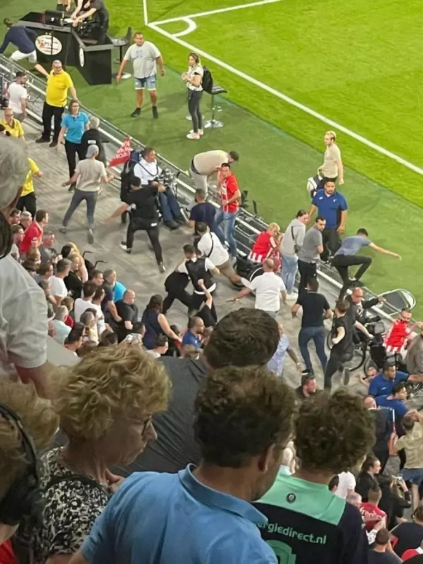 Tension during the halftime of the PSV - Galatasaray match