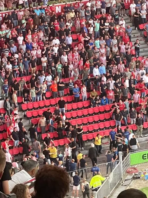 Tension during the halftime of the PSV - Galatasaray match