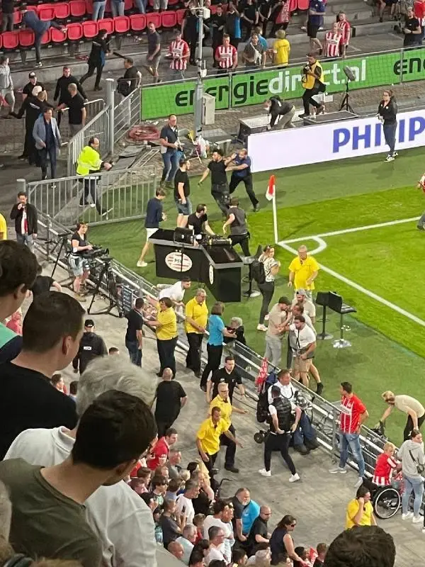 Tension during the halftime of the PSV - Galatasaray match
