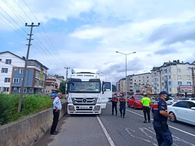 Tırın altında kalmaktan babaları kurtardı
