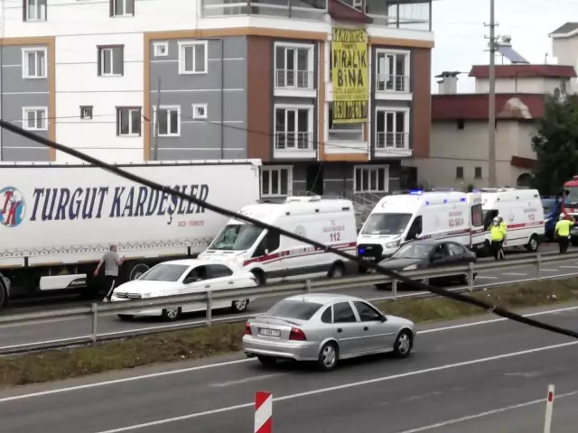 Tırın altında kalmaktan babaları kurtardı