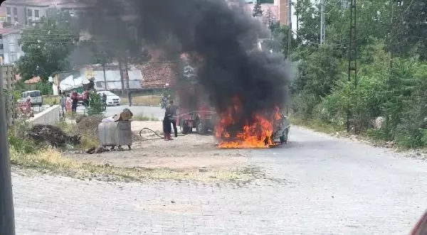 TOKAT'TA SEYİR HALİNDEKİ OTOMOBİL YANDI TOKAT'TA SEYİR HALİNDEKİ OTOMOBİL YANDI