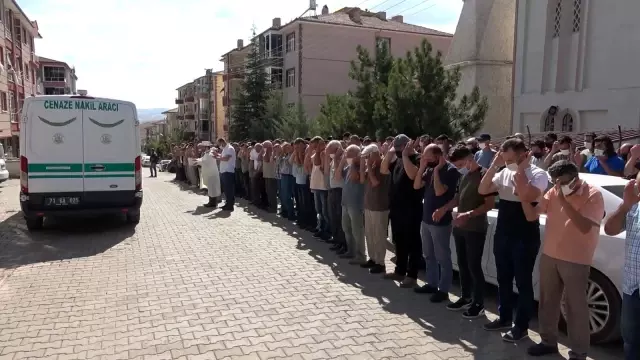Trafik kazasında hayatını kaybeden öğretmen çift ve iki çocuğu toprağa verildi Trafik kazasında hayatını kaybeden öğretmen çift ve iki çocuğu toprağa verildi