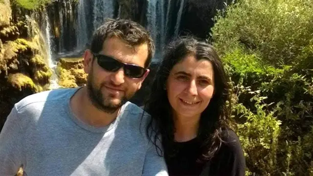 Trafik kazasında hayatını kaybeden öğretmen çift ve iki çocuğu toprağa verildi Trafik kazasında hayatını kaybeden öğretmen çift ve iki çocuğu toprağa verildi