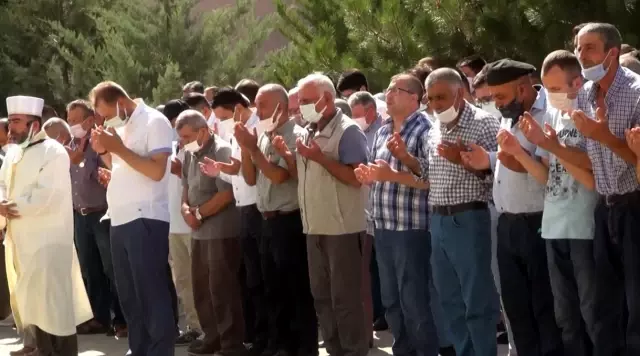 Son dakika haberi | Trafik kazasında hayatını kaybeden öğretmen çift ve çocukları Kırıkkale'de toprağa verildi