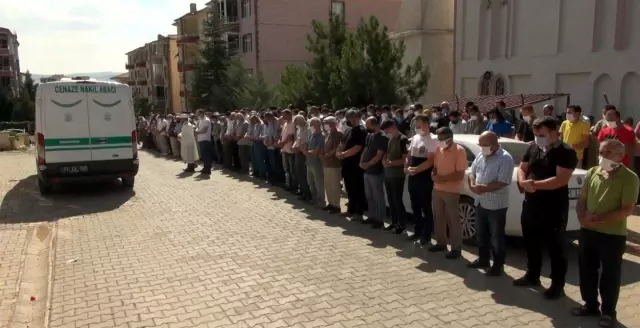 Son dakika haberi | Trafik kazasında hayatını kaybeden öğretmen çift ve çocukları Kırıkkale'de toprağa verildi