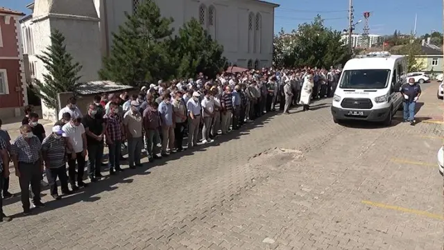 Trafik kazasında hayatını kaybeden öğretmen çift ve iki çocuğu gözyaşlarıyla toprağa verildi Trafik kazasında hayatını kaybeden öğretmen çift ve iki çocuğu gözyaşlarıyla toprağa verildi