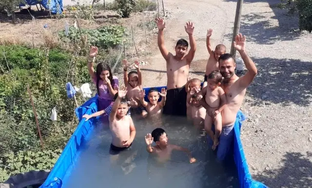 Traktör römorkunu havuza çevirdiler Traktör römorkunu havuza çevirdiler