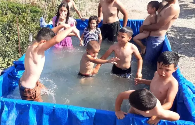 Traktör römorkunu havuza çevirdiler