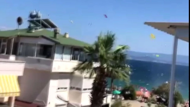 Turistik beldede hortum plajı birbirine kattı! Sağa sola kaçıştıran vatandaşlardan 3'ü yaralandı