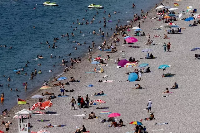 'Turizmin başkenti' Antalya'da bayram tatili yoğunluğu yaşanıyor