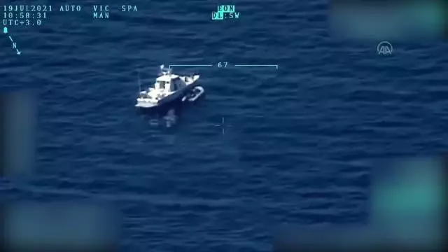 Türk kara sularına geri itilen 15 düzensiz göçmen kurtarıldı Türk kara sularına geri itilen 15 düzensiz göçmen kurtarıldı