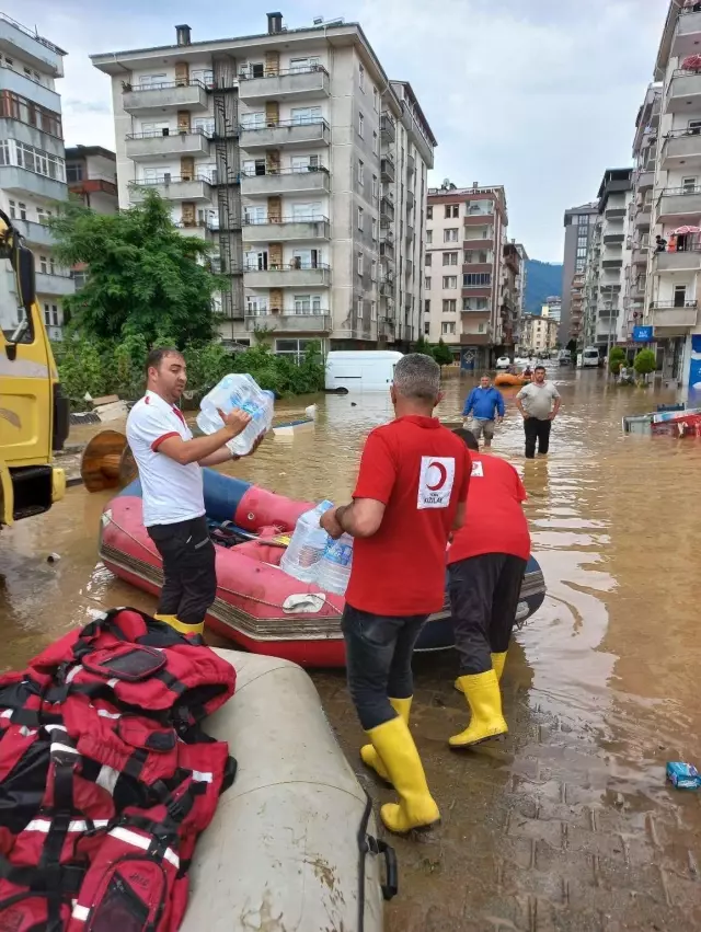 Son dakika: Rize'deki selzedelere destek olan Kızılay Artvin'e de uzman ekiplerini gönderdi
