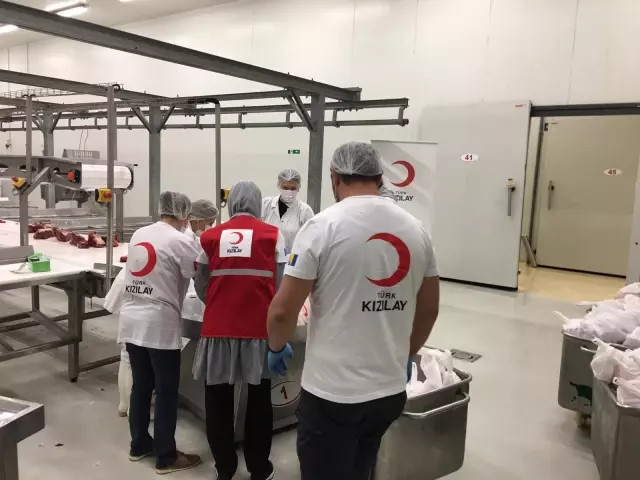 SARAYBOSNA - Türk Kızılay, Bosna Hersek'te 35 bin ihtiyaç sahibine kurban eti dağıttı