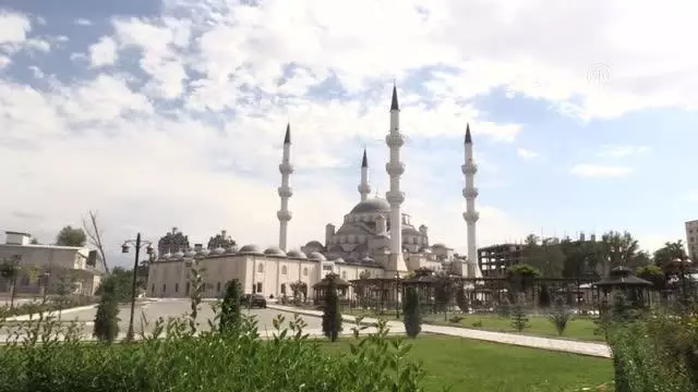 Türkiye Diyanet Vakfı Kırgızistan'da yaklaşık 1700 hisse kurban eti dağıttı Türkiye Diyanet Vakfı Kırgızistan'da yaklaşık 1700 hisse kurban eti dağıttı