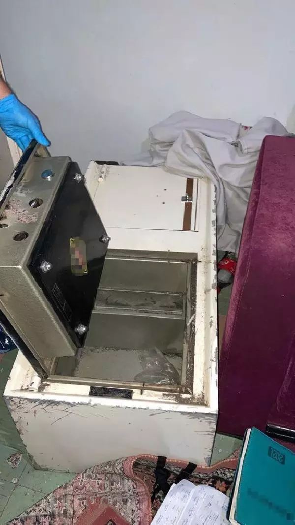 TUZLA'DA İÇİNDE 50 BİN LİRA İLE ÇEK VE SENET BULUNAN 2 ADET ÇELİK KASAYI ÇALANLAR YAKALANDI TUZLA'DA İÇİNDE 50 BİN LİRA İLE ÇEK VE SENET BULUNAN 2 ADET ÇELİK KASAYI ÇALANLAR YAKALANDI