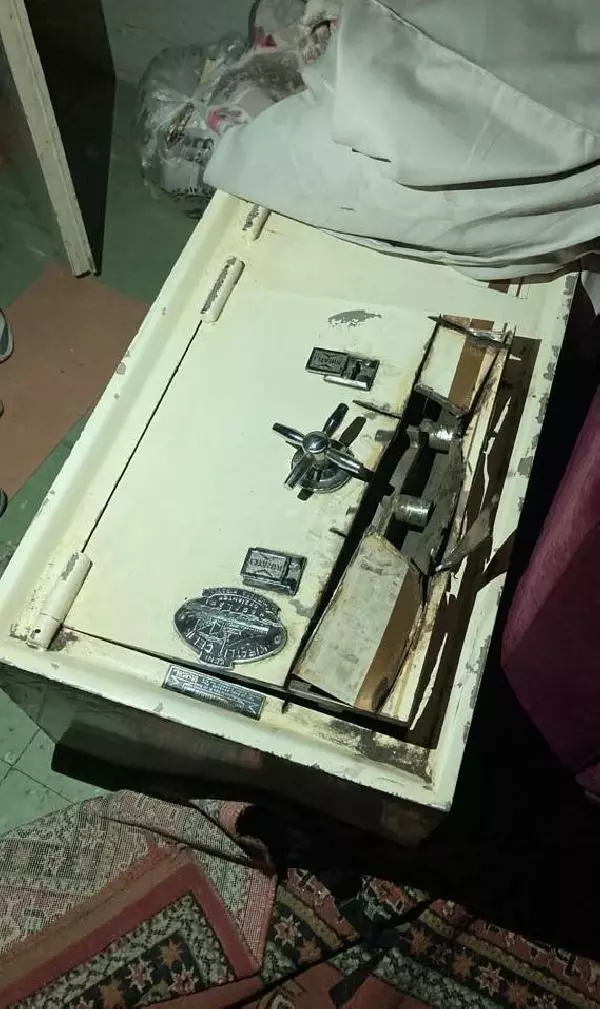 TUZLA'DA İÇİNDE 50 BİN LİRA İLE ÇEK VE SENET BULUNAN 2 ADET ÇELİK KASAYI ÇALANLAR YAKALANDI