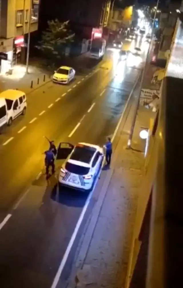 Ümraniye'de bıçaklı dehşet kamerada: Önce annesini bıçakladı, ardından polislere saldırdı