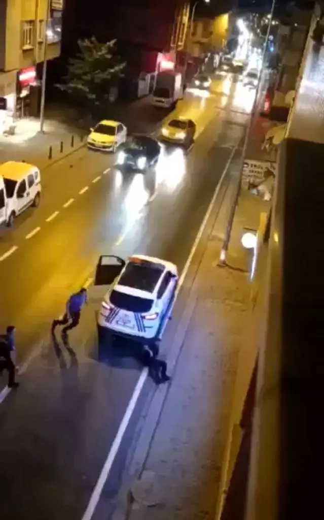 Ümraniye'de bıçaklı dehşet kamerada: Önce annesini bıçakladı, ardından polislere saldırdı