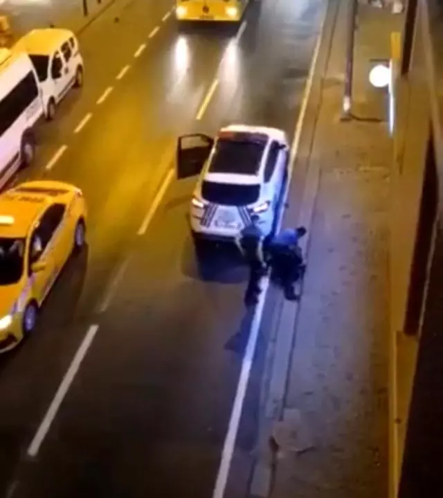 Ümraniye'de bıçaklı dehşet kamerada: Önce annesini bıçakladı, ardından polislere saldırdı