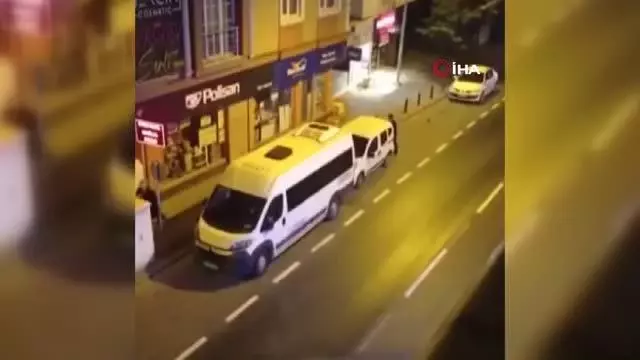 Ümraniye'de bıçaklı dehşet kamerada: Önce annesini bıçakladı, ardından polislere saldırdı Ümraniye'de bıçaklı dehşet kamerada: Önce annesini bıçakladı, ardından polislere saldırdı